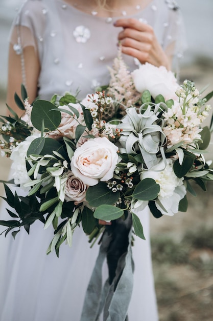 Bello bouquet nupcial en manos de la novia