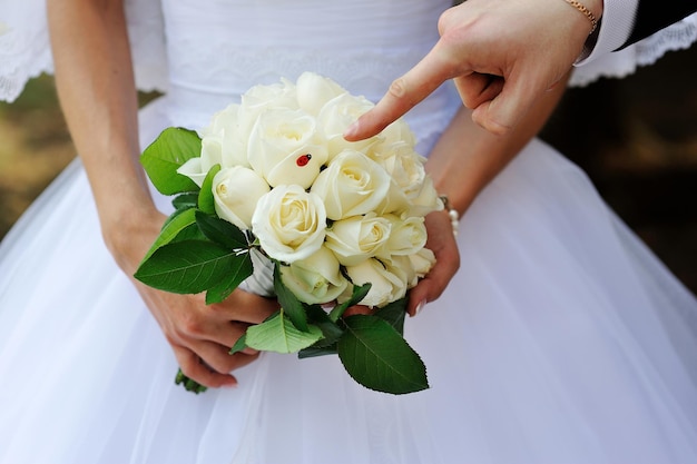 Bello bouquet nupcial en manos de la novia