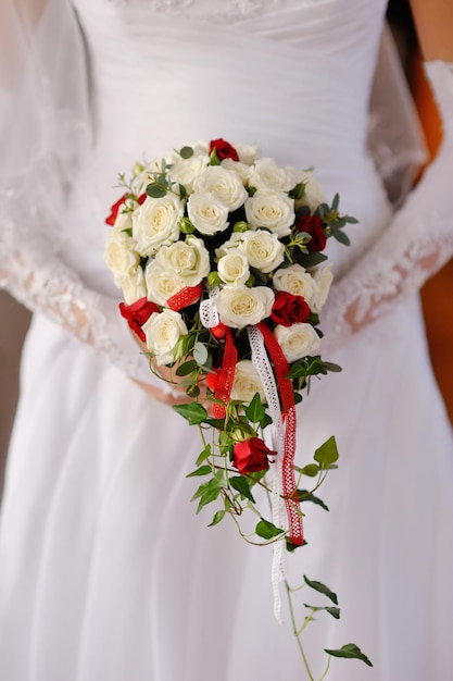 Bello bouquet nupcial en manos de la novia