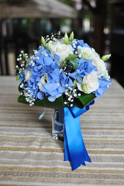 Bello bouquet nupcial en mesa