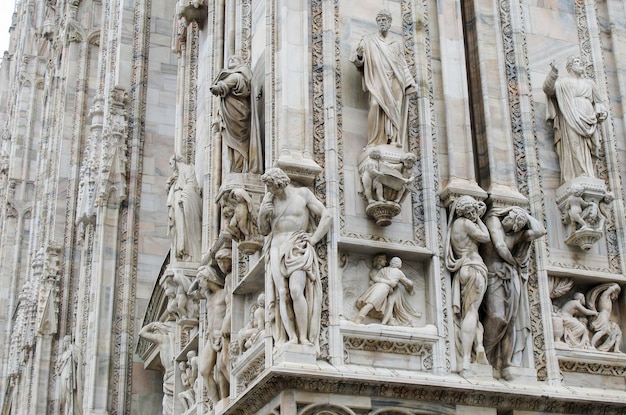 Bellos detalles arquitectónicos bajorrelieve y esculturas de la Catedral de Milán Italia