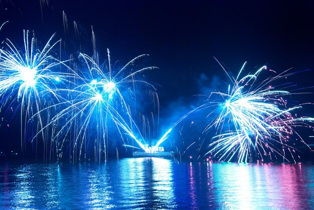 Bellos fuegos artificiales en el cielo negro