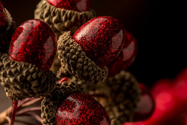 Foto bellota de navidad sobre un fondo negro