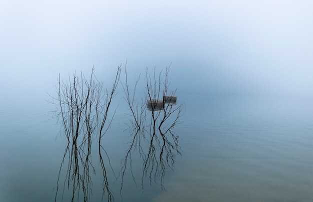 Bellus-Reservoir in einem nebligen Tag mit Reflexionen, Valencia, Spanien.