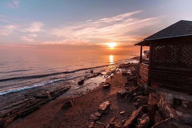 Belo amanhecer sobre o mar Cáspio, no Daguestão, na Rússia. Foto de alta qualidade