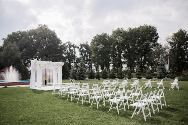 Belo arco para cerimônia de casamento no parque
