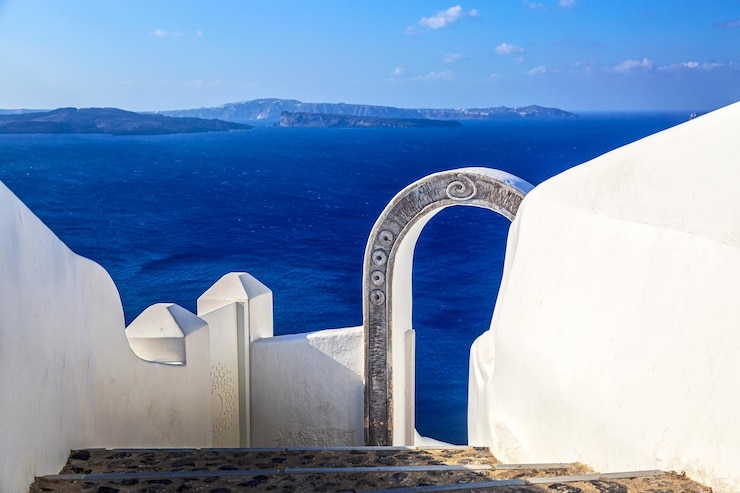 Foto belo arco para o hotel de luxo em oia santorini grécia imagem icônica de férias na grécia