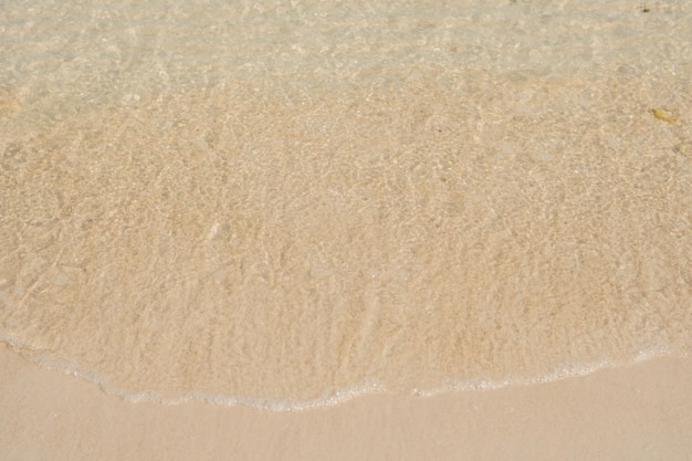 Belo atol, cenário tropical ensolarado, ilhas, praia de areia branca e lagoa