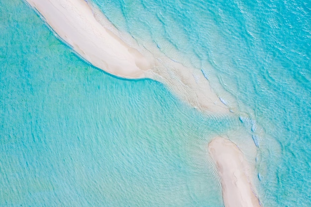 Belo banco de areia, vista aérea da superfície do mar. Vista superior da lagoa de água oceânica turquesa transparente