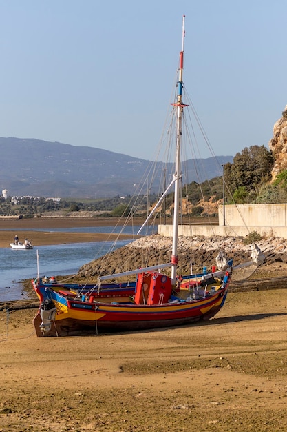 Belo barco de pesca tradicional