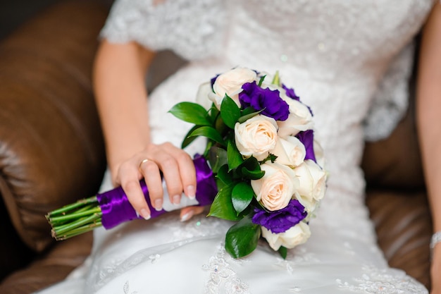 Belo bouquet de casamento nas mãos da noiva