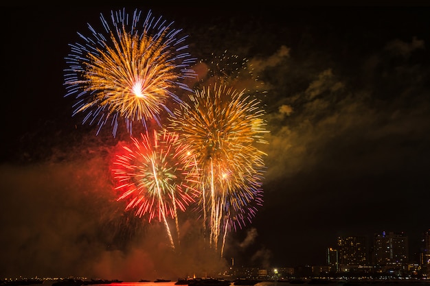 Belo brilho acender no céu de fogos de artifício à noite