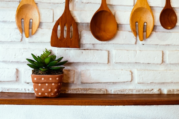 Foto belo cacto em vaso no balcão da cozinha com fundo de parede de tijolo na cor vintage para