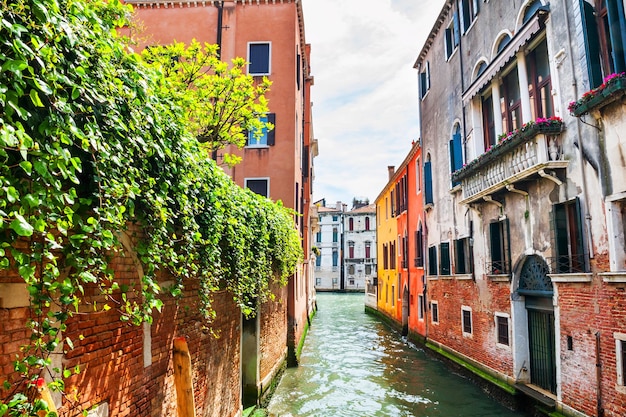 Belo canal com edifícios coloridos em veneza, itália