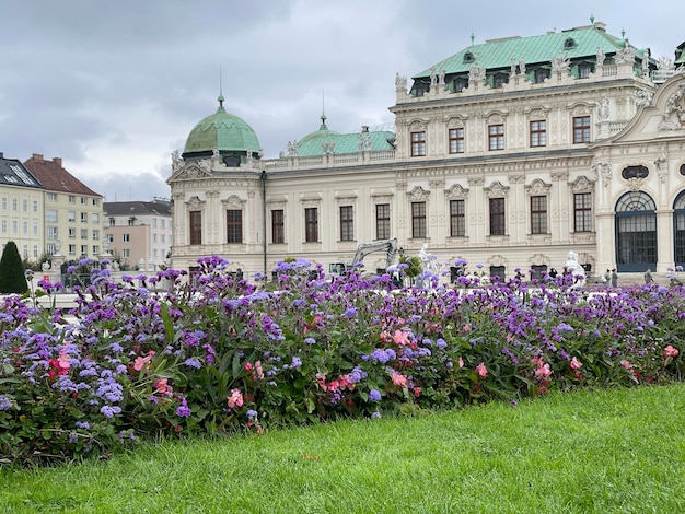 Belo canteiro de flores em frente a um antigo castelo