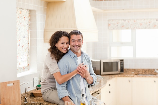 Foto belo casal abraçando na cozinha