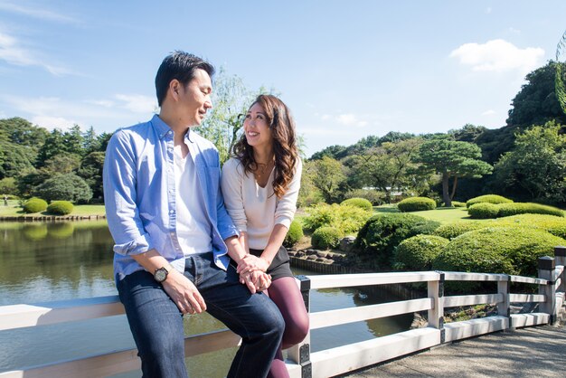 Belo casal asiático namorando em um parque