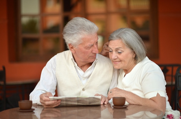 Belo casal de idosos com café nas férias