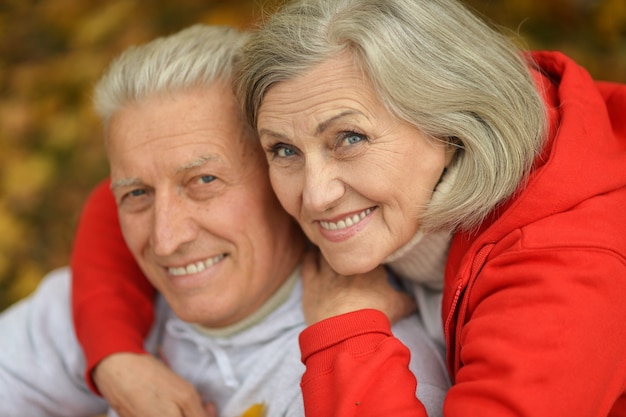 Belo casal idoso em vermelho e branco