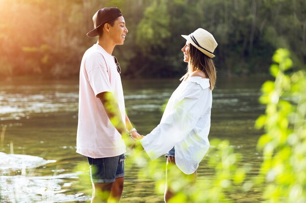 Belo casal jovem apaixonado pela montanha.