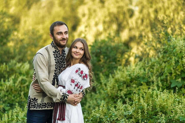 Belo casal no campo