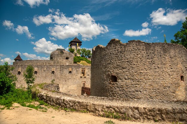 Belo castelo histórico na Europa. Castelo de Trencin, Eslováquia.
