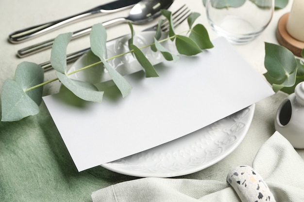 Belo cenário de mesa com decoração floral