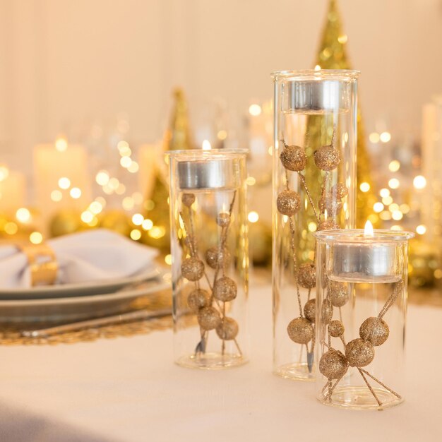 Belo cenário de mesa com decorações de Natal. Cores douradas