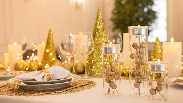 Belo cenário de mesa com decorações de Natal. Cores douradas