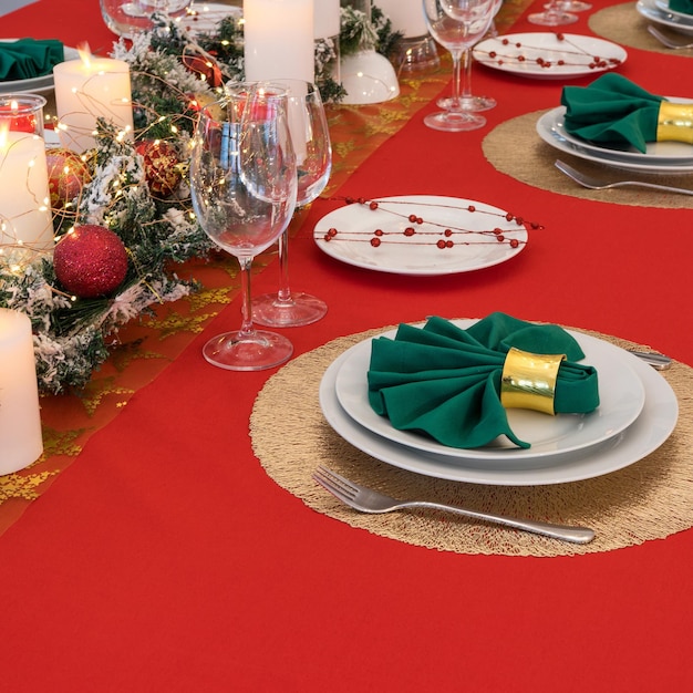 Belo cenário de mesa com decorações de Natal Cores vermelhas