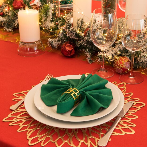 Belo cenário de mesa com decorações de Natal. Cores vermelhas