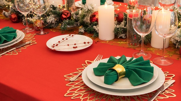 Belo cenário de mesa com decorações de Natal Cores vermelhas