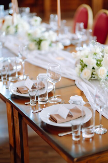 Belo cenário de mesa para uma festa de casamento ou outro evento festivo Cenário de banquete.