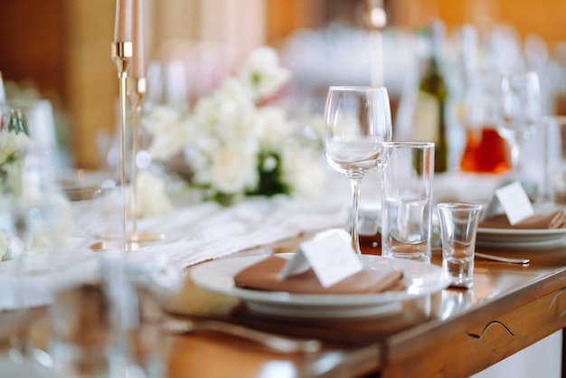 Belo cenário de mesa para uma festa de casamento ou outro evento festivo Cenário de banquete.