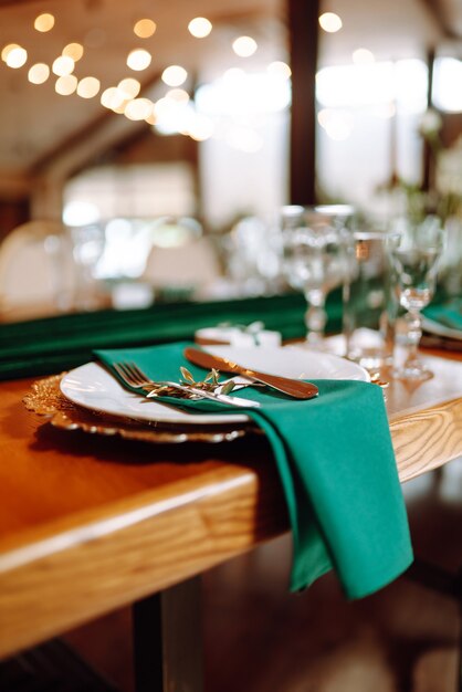 Belo cenário de mesa para uma festa de recepção de casamento ou outro evento festivo cor esmeralda