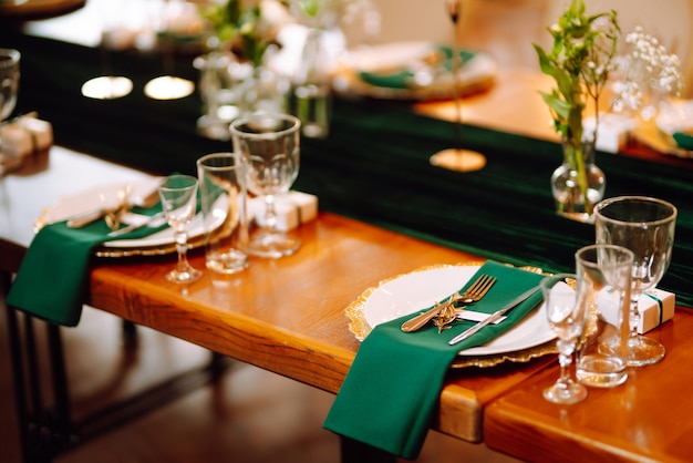 Foto belo cenário de mesa para uma festa de recepção de casamento ou outro evento festivo cor esmeralda