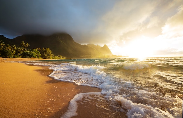 Belo cenário na Praia Tunnels na Ilha de Kauai, Havaí, EUA