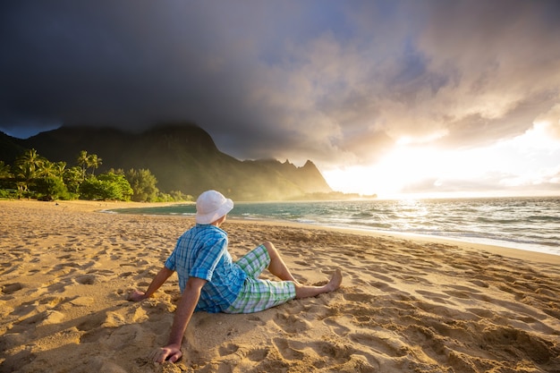 Belo cenário na Praia Tunnels na Ilha de Kauai, Havaí, EUA