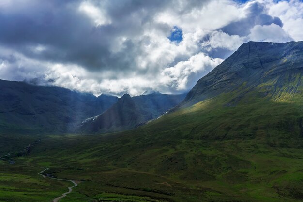 Belo cenário onde o the fairy pools está localizado em glen brittle, na ilha de skye, na escócia