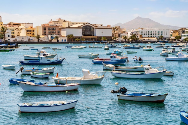 Belo centro da cidade de Arrecife com muitos barcos flutuando na água azul Lanzarote Ilhas Canárias Espanha