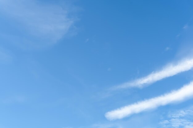 Belo céu azul com forma estranha de nuvens de manhã ou à noite usado como fundo natural