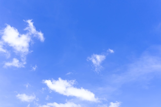 Belo céu azul com forma estranha de nuvens de manhã ou à noite usado como fundo natural