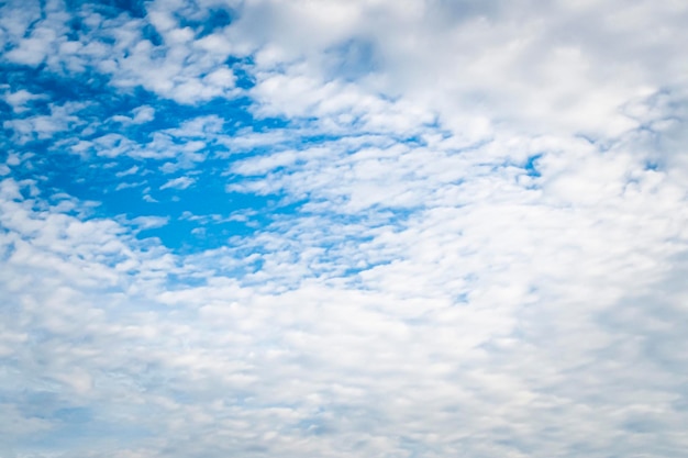 Belo céu azul com nuvens