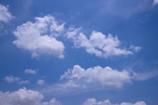 Belo céu azul com vista de fundo abstrato natural de nuvem branca