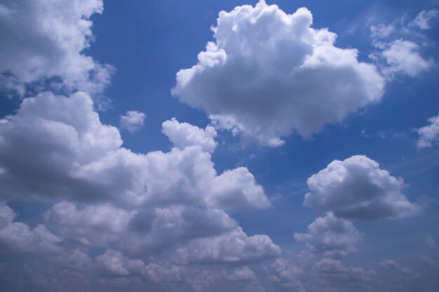 Belo céu azul com vista de fundo abstrato natural de nuvem branca