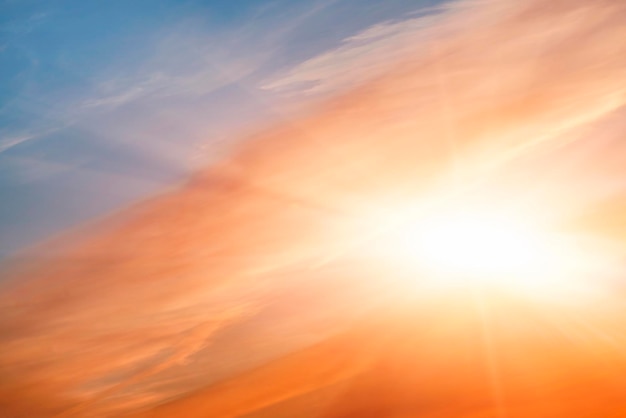 Belo céu com nuvens ao pôr do sol ou amanhecer