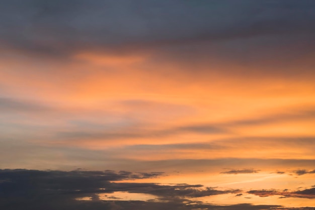 Belo céu com nuvens ao pôr do sol ou amanhecer