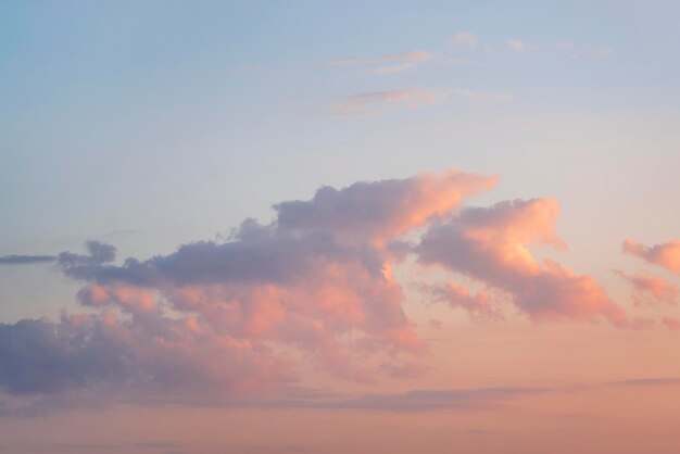 Belo céu com nuvens ao pôr do sol ou amanhecer