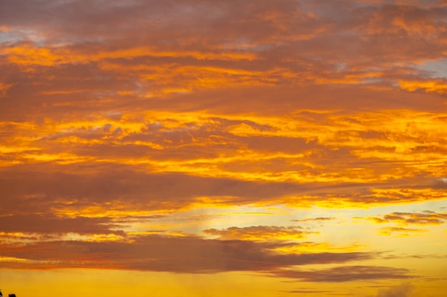 Belo céu idílico ao amanhecer com fortes cores amarelas e laranjas