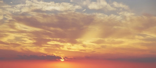 Belo céu laranja escuro beleza da noite e nuvens no pôr do sol amanhecer os raios do sol quebrar através das nuvens natural